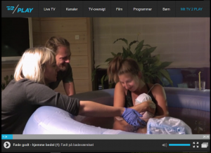 Screen dump fra TV2 play. TV-program der viser "føde godt hjemme bedst". Hjemmefødsler på TV